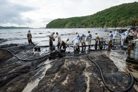 crude oil on oil spill accident on Ao Prao Beach at Samet island on July 31,2013 in Rayong,Thailandのeditorial素材