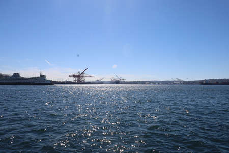 10-21-2021: Seattle, Washington: Sailing on the lake near downtown seattleの写真素材
