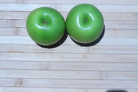 Green apple and half with seeds Green appleの写真素材