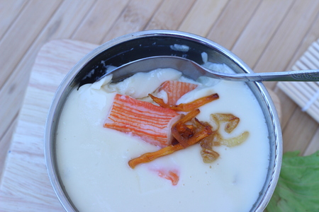 Mix crab meat, poached egg in a cup of delicious foodの写真素材