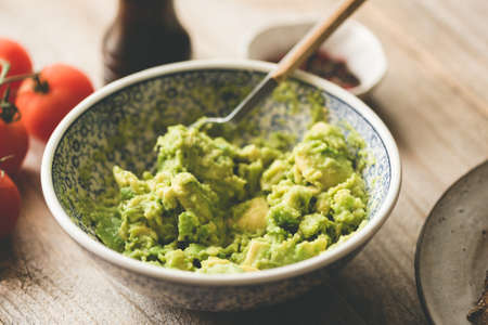 Chunky mashed avocado in bowl. Appetizer dip sauce or spread, vegan vegetarian foodの写真素材