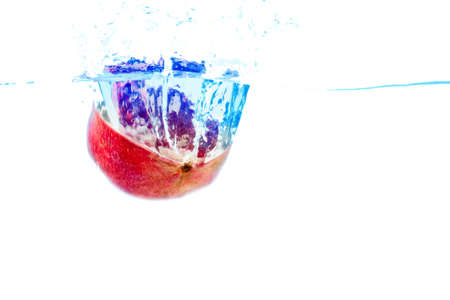 Photo ripe fresh pomegranate in water isolated on white backgroundの写真素材