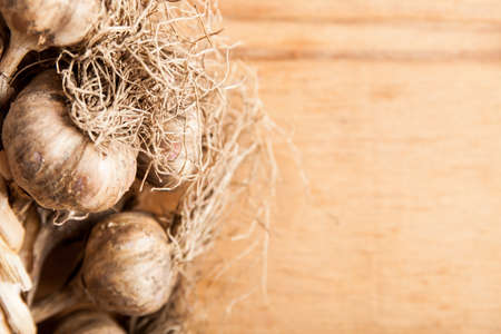 Dry garlic on wood desk.の写真素材