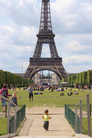 Picture of people in a park, in front of the eiffel towerの素材