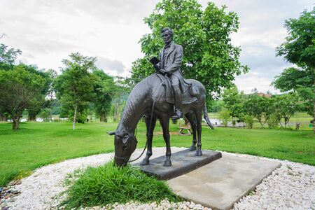 CHIANGRAI, THAILAND - August 31, 2015: statue of Abraham Lincoln reading while riding horse at raicherntawan temple Chiang Rai Thailandのeditorial素材