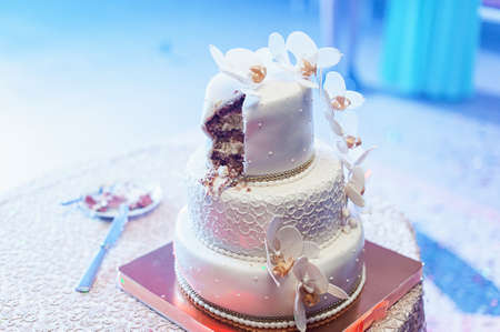 white red pink wedding cake with rosesの写真素材