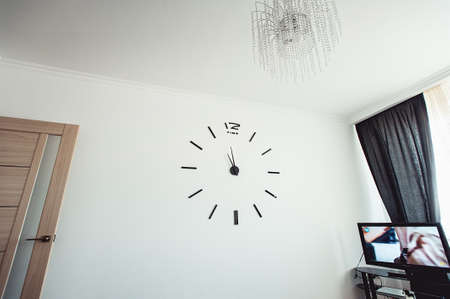 Frameless wall clock on white concrete wall. Minimalizmの写真素材