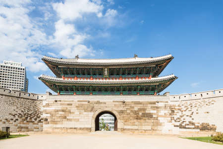 Namdaemun gate is a part of the old Seoul fortress that used to circles the old city of Seoul in South Korea. It is now a major landmark.のeditorial素材