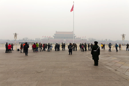 A foggy day with tourists on Tiananmen square in Beijingのeditorial素材