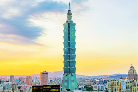TAIPEI, TAIWAN - AUGUST 29: Taipei 101 building is a famous landmark in Taipei's financial district. This photo was taken at sunset from elephant mountain on August 29, 2014 in Taipeiのeditorial素材