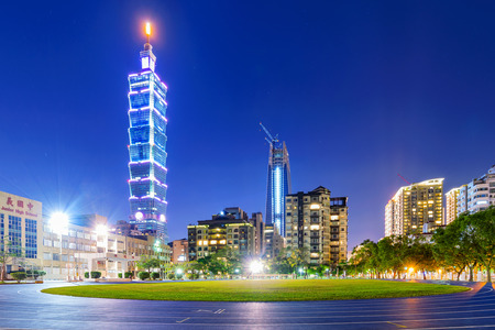 TAIPEI, TAIWAN - JANUARY 01: This is a night view of Taipei 101 and Xinyi financial district apartments and buildings with Xinyi Junior high school running track on January 01, 2017 in Taipeiのeditorial素材