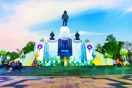 BANGKOK, THAILAND - JANUARY 29: King Rama VI statue with people sitting on the stairs next to the statue outside Lumphini park on January 29, 2017 in Bangkokのeditorial素材