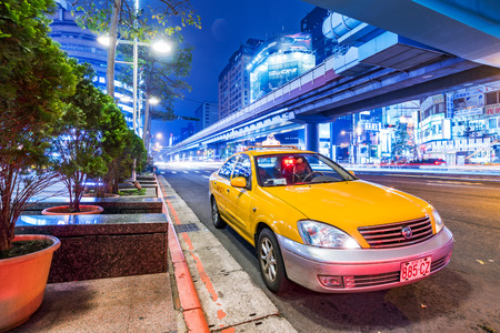 TAIPEI, TAIWAN - MARCH 12: This is a taxi waiting outside Zhongxiao Fuxing station in downtown Taipei area at night on March 12, 2017 in Taipeiのeditorial素材