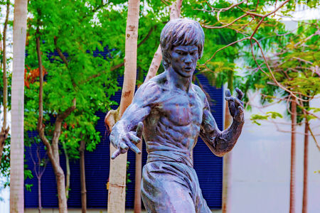 HONG KONG, CHINA - APRIL 25: This is a Bruce Lee statue in the Garden of Stars. Bruce lee was a famous Cantonese movie star and many tourists come to visit the statue in Hong Kong on April 25, 2017 in Hong Kongのeditorial素材