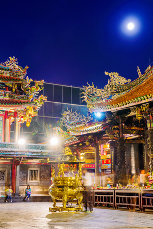 TAIPEI, TAIWAN - MAY 11: This is Longshan temple a traditional buddhist temple which many locals pray at. It is also a popular tourist destination on May 11, 2017 in Taipeiのeditorial素材