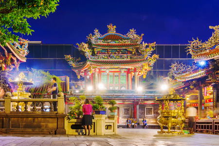 TAIPEI, TAIWAN - MAY 11: This is Longshan temple a traditional buddhist temple which many locals pray at. It is also a popular tourist destination on May 11, 2017 in Taipeiのeditorial素材