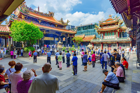 TAIPEI, TAIWAN - JUNE 07: This is a busy scene of religious buddhist people praying in the famous Longshan temple on June 07, 2017 in Taipeiのeditorial素材