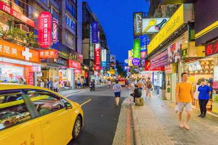 TAIPEI, TAIWAN - JULY 16: This is Yongkang street a famous street where travellers and locals come to try Taiwanese street food on July 16, 2017 in Taipeiのeditorial素材