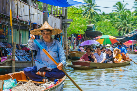 RATCHABURI, THAILAND - AUGUST 14: Boats in Damnoen Saduak floating market which is a famous floating market on August 14, 2017 in Ratchaburiのeditorial素材