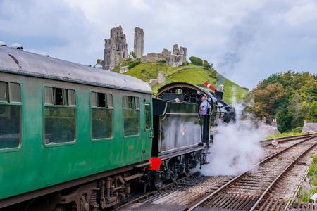 CORFE, UNITED KINGDOM - SEPTEMBER 06: This is a traditional British steam train passing through the medieval town of Corfe on September 06, in Corfeのeditorial素材