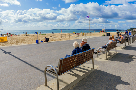 BOURNEMOUTH, UNITED KINGDOM - SEPTEMBER 09: People siting and relaxing in the British seaside town of Bournemouth on a sunny day on September 09, 2017 in Bournemouthのeditorial素材