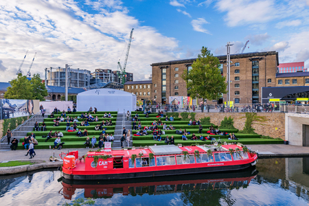 LONDON, UNITED KINGDOM - SEPTEMBER 23: This is a view of Granary Square riverside area and the Central Saint Martins university building on September 23, 2017 in Londonのeditorial素材