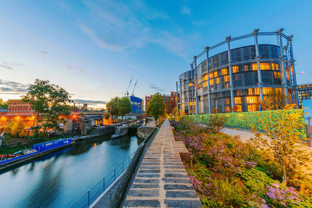 LONDON, UNITED KINGDOM - SEPTEMBER 23: Evening view of architecture and a bridge on the famous Regents Canal in Kings Cross on September 23, 2017 in Londonのeditorial素材