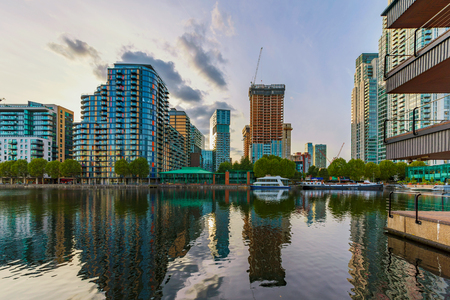 LONDON, UNITED KINGDOM - OCTOBER 07: High rise apartment buildings and skyscrapers in the Canary Wharf financial district on October 07, 2017 in Londonのeditorial素材