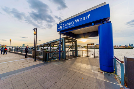 LONDON, UNITED KINGDOM - OCTOBER 07: This is a boat station in Canary Wharf people can use this station to cross to the other side of the river by a public transport boat on October 07, 2017 in Londonのeditorial素材