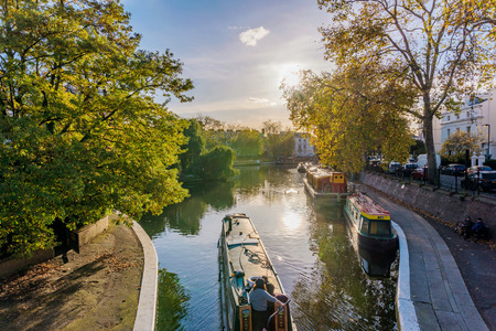 LONDON, UNITED KINGDOM - OCTOBER 30: View of boats and nature in the famous Little Venice along the Regents Canal on October 30, 2017 in Londonのeditorial素材