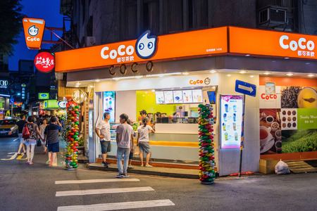 TAIPEI, TAIWAN - JULY 16: This is a famous bubble tea shop called coco which can be found across Taiwan. This shop is located in the busy Yongkang street on July 16, 2017 in Taipeiのeditorial素材
