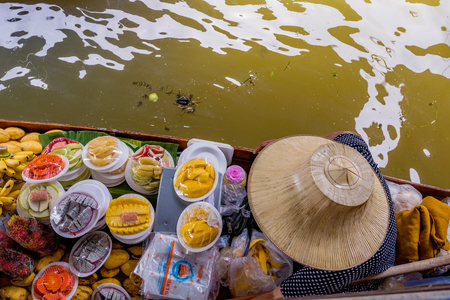 RATCHABURI, THAILAND - AUGUST 14: Boat selling exotic fruit in the famous Damnoen Saduak floating market on August 14, 2017 in Ratchaburiのeditorial素材