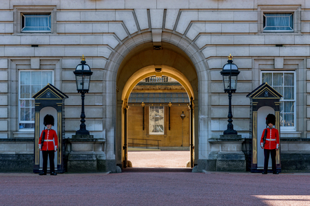 LONDON, UNITED KINGDOM - APRIL 18: Guards on duty dressed in traditional unifrom outside Buckingham Palace on April 18, 2018 in Londonのeditorial素材