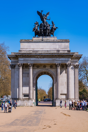 LONDON, UNITED KINGDOM - APRIL 18: View of the Wellington Arch historic memorial in the downtown area of London on April 18, 2018 in Londonのeditorial素材