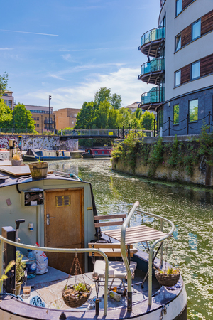 LONDON, UNITED KINGDOM - JUNE 06: View of traditional boats along the Regent's Canal in Limehouse Cut on June 06, 2018 in Londonのeditorial素材