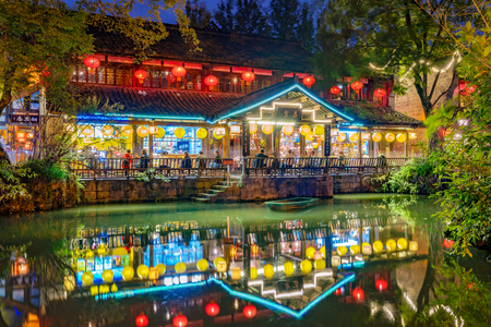 CHENGDU, CHINA - SEPTEMBER 25: Lake view of Jinli ancient street traditional Chinese architecture and night market on September 25, 2018 in Chengduのeditorial素材