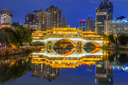 CHENGDU, CHINA - SEPTEMBER 26: This is a night view of Anshun bridge, a famous landmark bridge along the Jinjiang river on September 26, 2018 in Chengduのeditorial素材