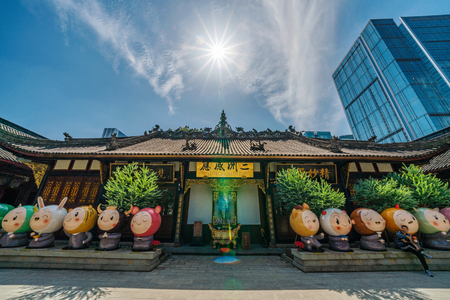 CHENGDU, CHINA - SEPTEMBER 28: This is Daci Temple, a famous buddhist temple located in the Jinjiang downtown district on September 28, 2018 in Chengduのeditorial素材