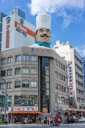Tokyo, August 29, 2016. Large chef head at the top of Niimi kitchenware store building located in the corner of Asakusa-dori and Kappabashi-dori, Taito ward.のeditorial素材