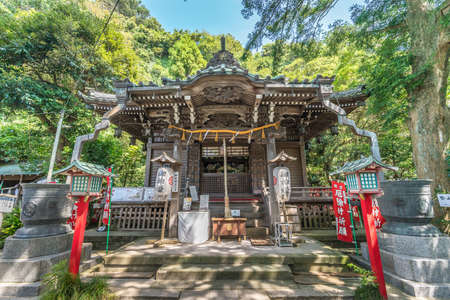 Kamakura, Japan - August 31, 2018 : Honden (Main Hall) of Kanakura Omachi Yakumo Jinja Shinto Shrine. One of the oldest shrines in Kamakura Enshrines Susanoo-no-mikoto deityのeditorial素材