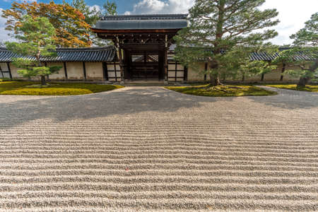 Chumon (Middle gate) and part of Sogenchi Garden at Tenryu-ji temple.
Designated as a Special Place of Scenic Beauty and UNESCO World Heritage Siteのeditorial素材
