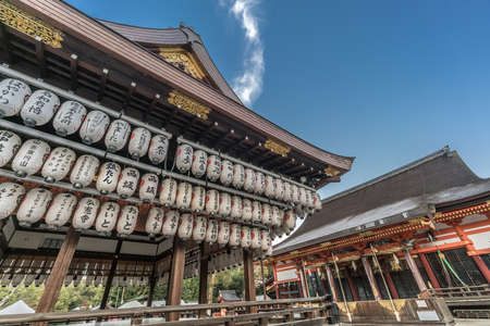 Early morning view of Maidono (èæ®¿) Dance Hall of Yasaka Shinto Shrine (å«åç¥ç¤¾). Hanging Lanterns (æç¯) Chouchin or Chochin with name of donors at Yasaka Shinto Shrine.のeditorial素材