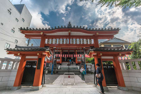 Tokyo, Japan - August 03, 2018 : Gate and Honden (Main Hall) of Bishamonten Zenkoku-ji Temple. located at Waseda-dori street, Kagurazaka district in Shinjuku Wardのeditorial素材