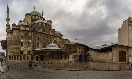The Yeni Mosque near the Egyptian Bazaar, Istanbul, Turkey. Rear view, rain, overcast.のeditorial素材