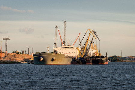 Ship transshipment of the port channel.の写真素材