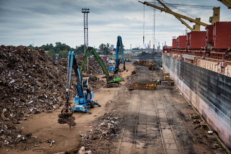 Scrap handling operations in the port.の写真素材
