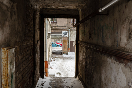 Riga. Latvia. In the old part of the city, a courtyard with a sign prohibiting parking was seen through the building.の写真素材