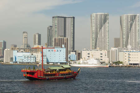 TOKYO, JAPAN - The tokyo city skyline  and the sumida riverのeditorial素材
