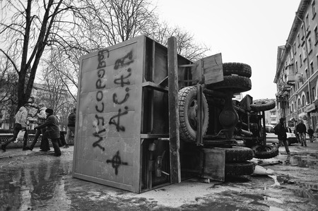 Ternopil, UKRAINE - FEBRUARY 2014: Euromaidan. Revolution. Wrecked police carのeditorial素材