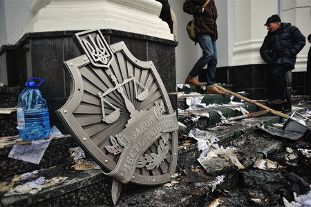 Ternopil, UKRAINE - FEBRUARY 2014: Euromaidan. Revolution.のeditorial素材